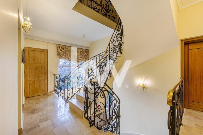 Maison - 218 m² - 7 pièces