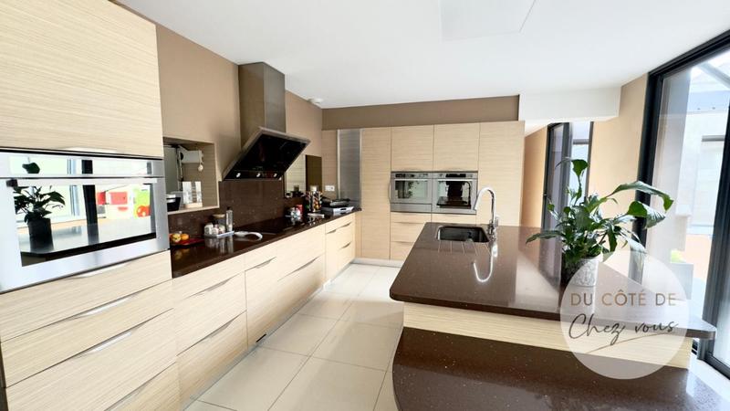 Maison - 295 m² - 8 pièces