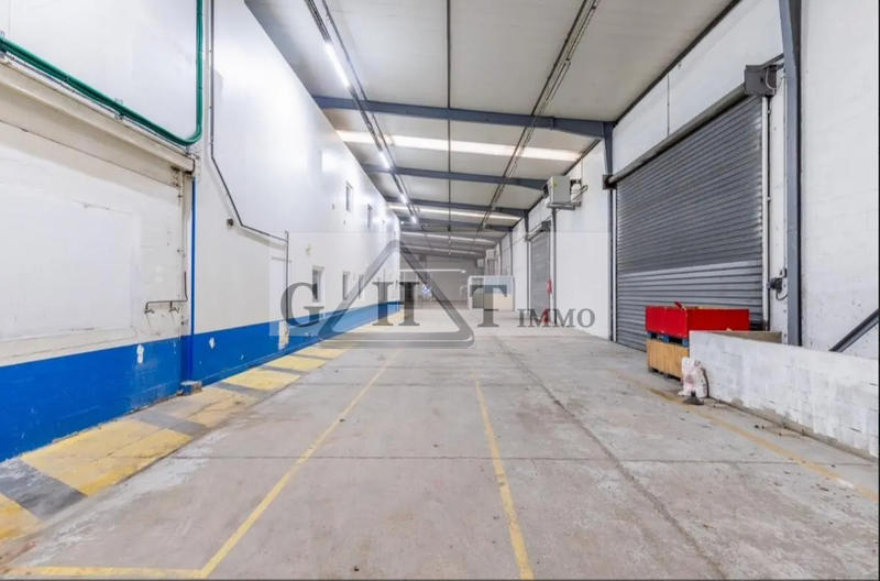 Entrepôt - 2 345 m²