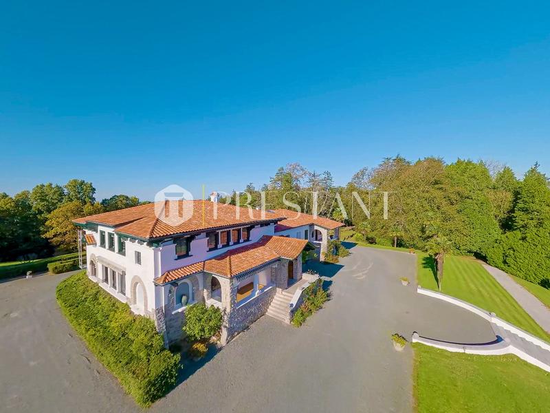 Maison - 550 m² - 12 pièces