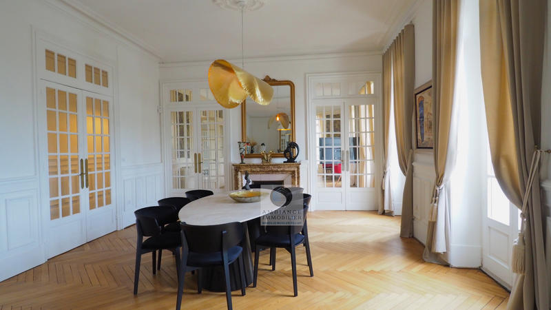 Appartement - 371 m² - 11 pièces