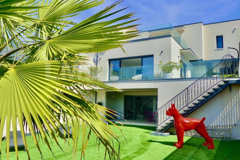 Maison - 235 m² - 7 pièces