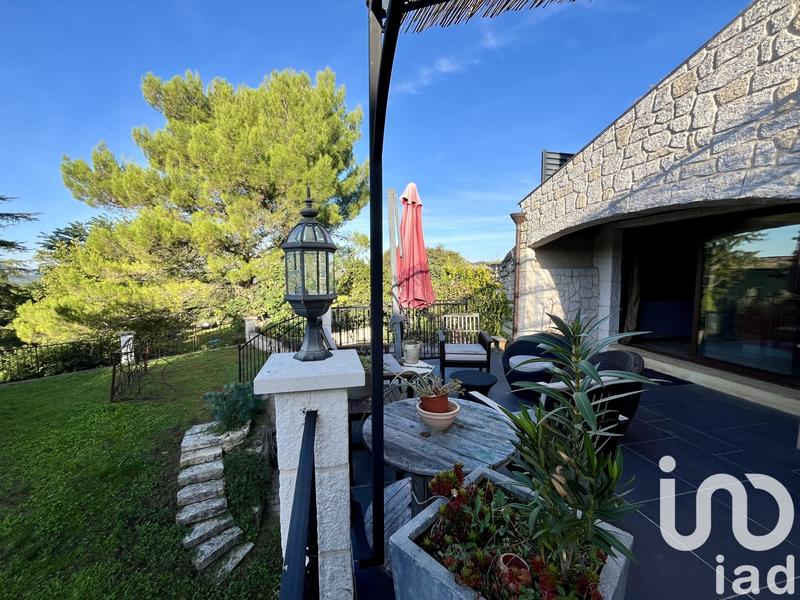 Maison - 225 m² - 6 pièces