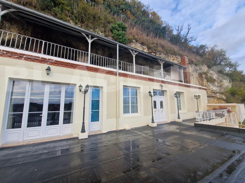 Maison - 220 m² - 8 pièces