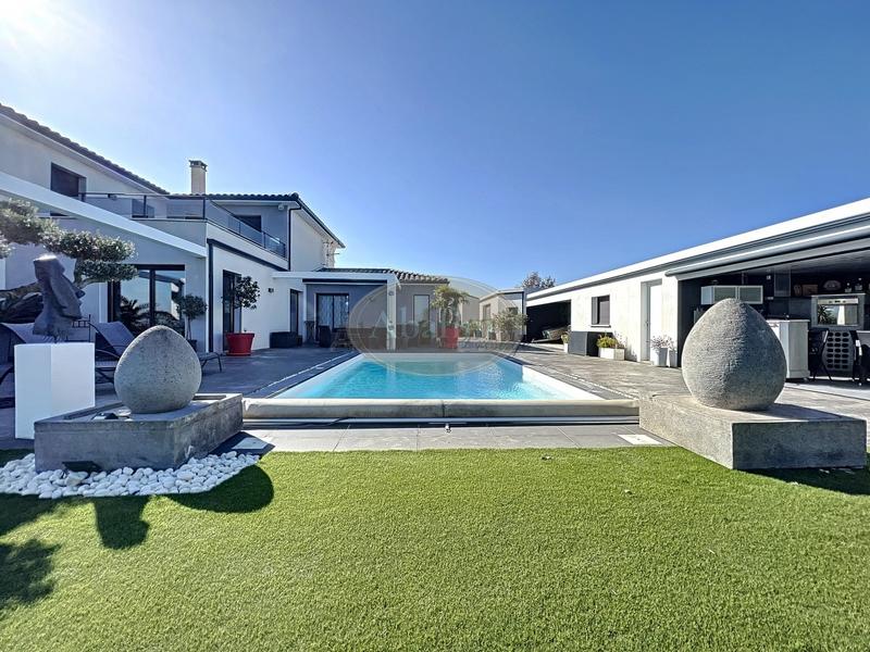 Château - 260 m² - 8 pièces