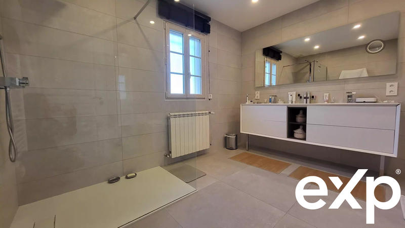 Maison - 204 m² - 5 pièces