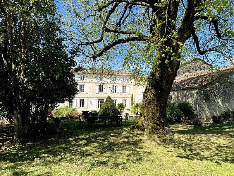 Maison - 270 m² - 8 pièces
