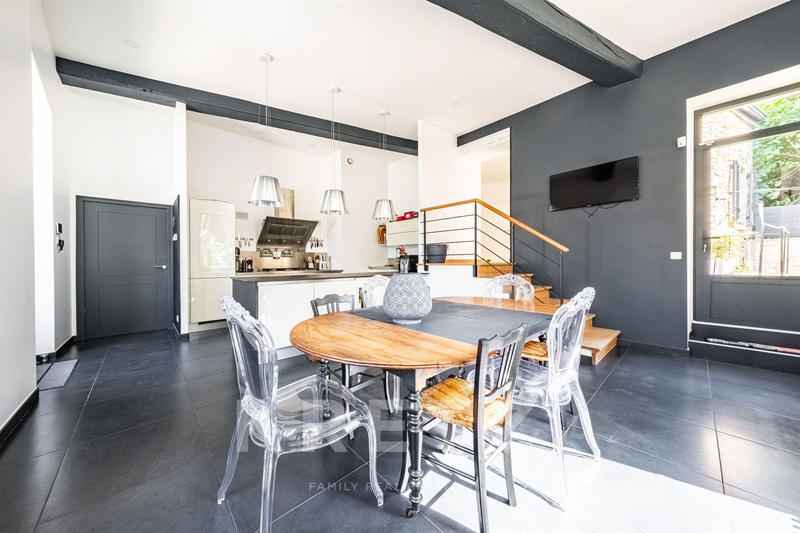 Maison - 300 m² - 9 pièces