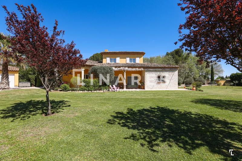 Propriété - 230 m² - 9 pièces