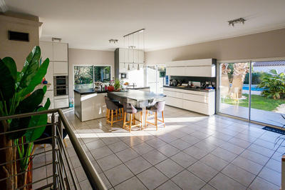 Maison - 241 m² - 7 pièces