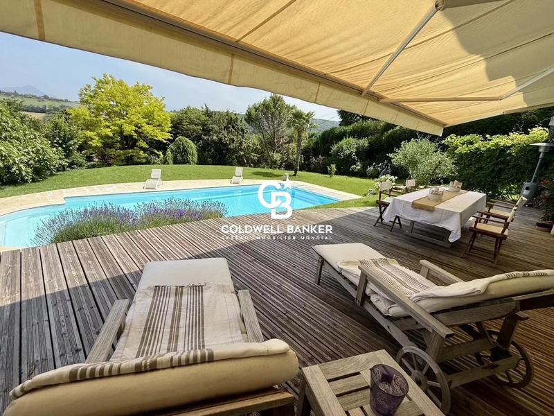 Maison - 312 m² - 6 pièces