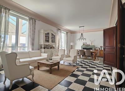 Maison - 260 m² - 8 pièces