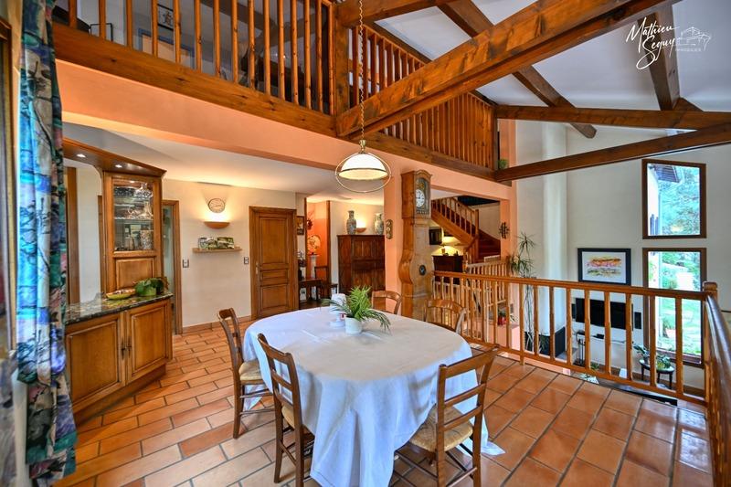 Maison - 250 m² - 10 pièces