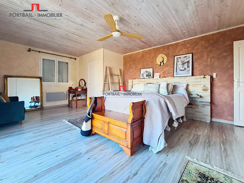 Maison traditionnelle - 240 m² - 6 pièces