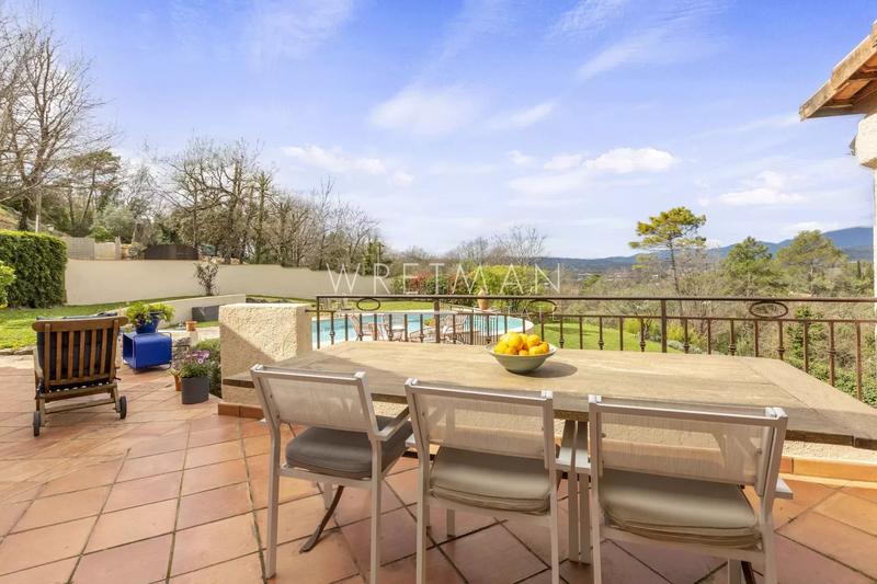 Maison - 218 m² - 8 pièces