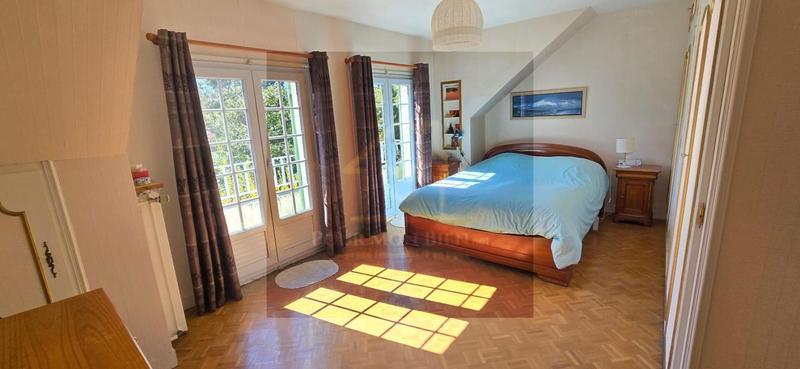 Propriété - 250 m² - 6 pièces