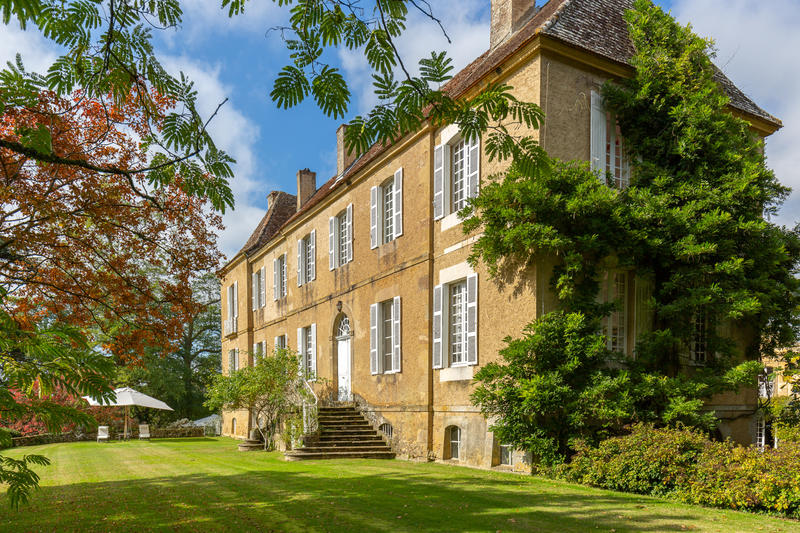 Château - 1 302 m² - 25 pièces