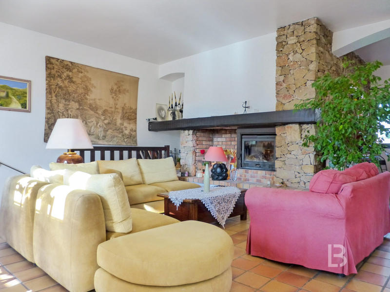 Maison - 222 m² - 8 pièces