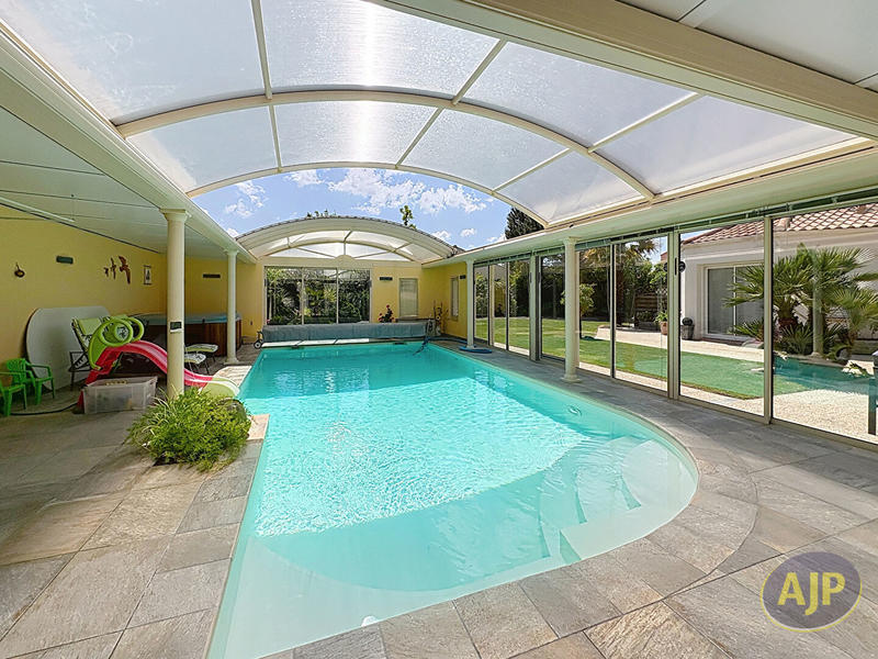 Maison - 205 m² - 8 pièces