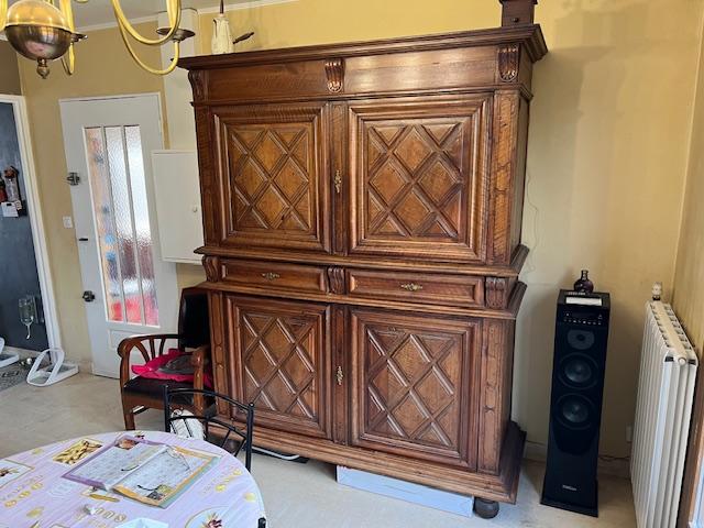 Buffet 4 volets en noyer sculpté style Louis XIII