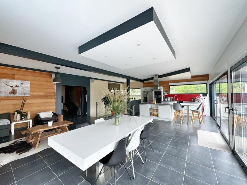 Maison - 211 m² - 5 pièces