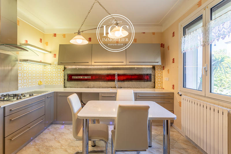 Maison - 240 m² - 6 pièces