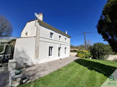 Maison - 262 m² - 9 pièces