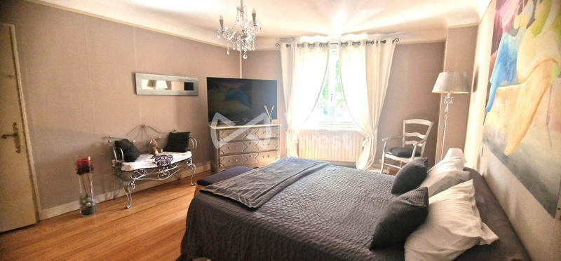 Maison - 220 m² - 7 pièces