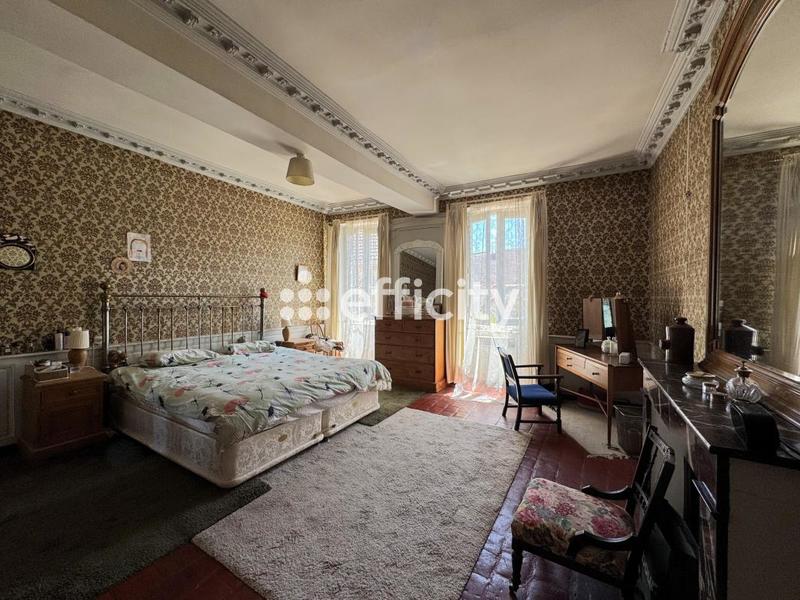 Maison - 250 m² - 11 pièces