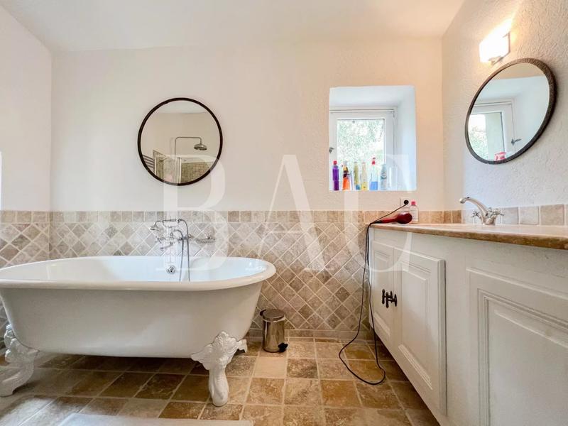 Villa - 300 m² - 8 pièces