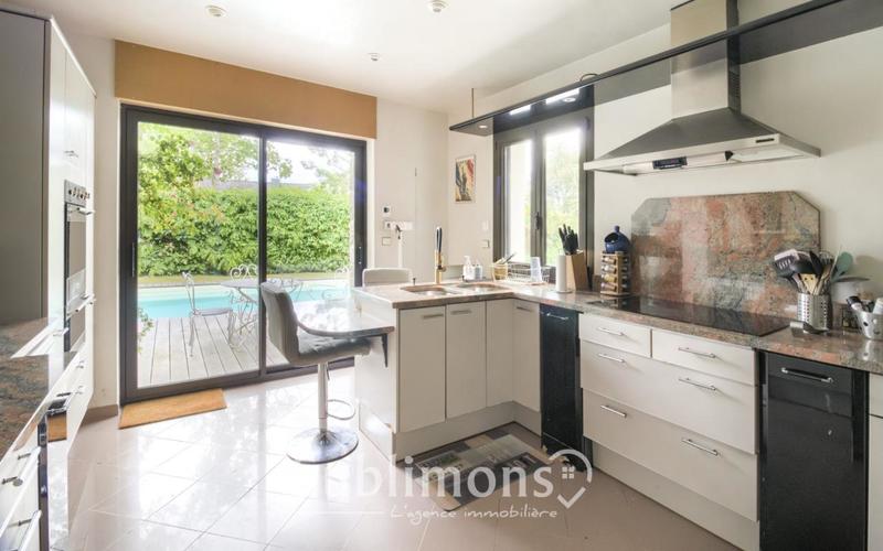 Maison - 305 m² - 6 pièces