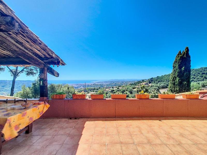 Propriété - 256 m² - 7 pièces