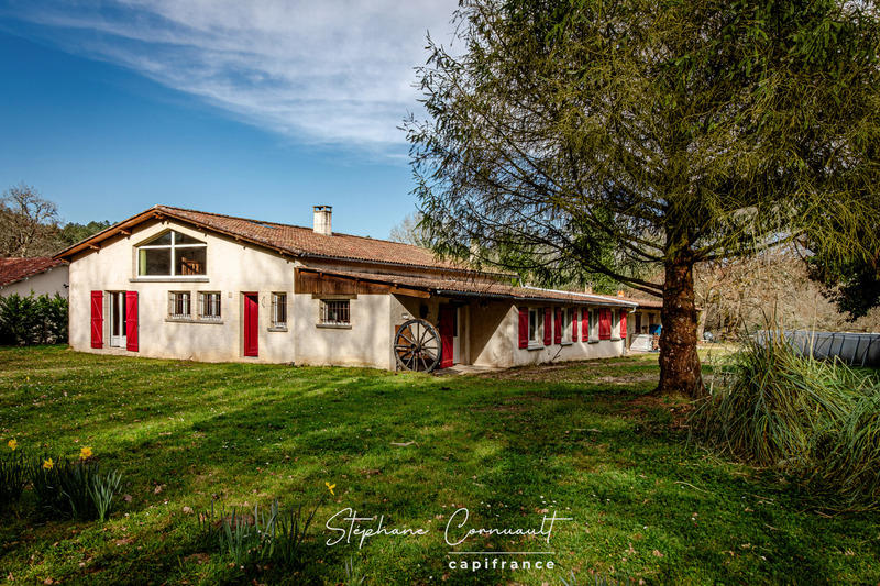 Propriété - 251 m² - 7 pièces