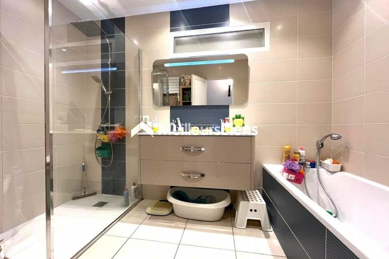 Maison - 230 m² - 8 pièces