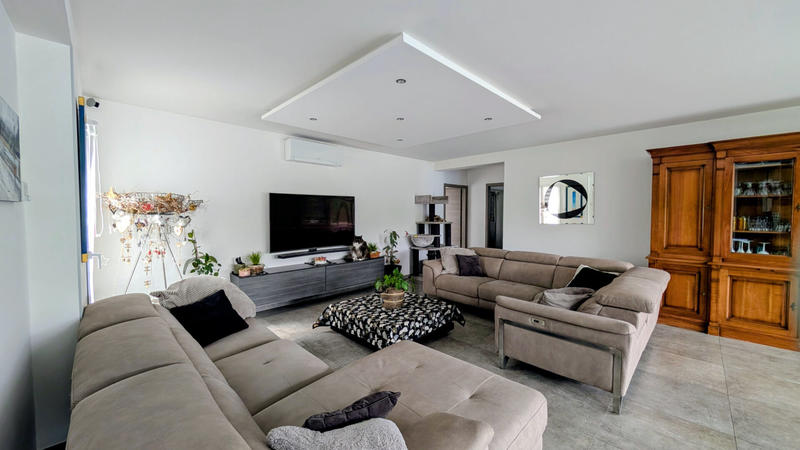 Maison - 216 m² - 8 pièces