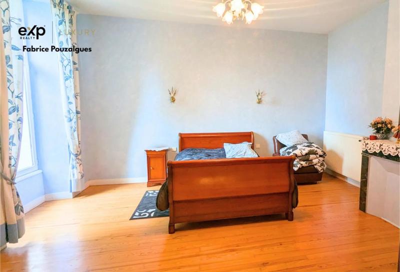 Propriété - 280 m² - 9 pièces