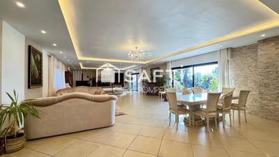 Maison - 659 m² - 8 pièces