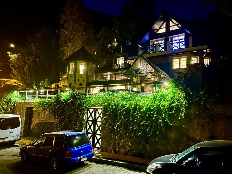 Maison - 475 m² - 8 pièces