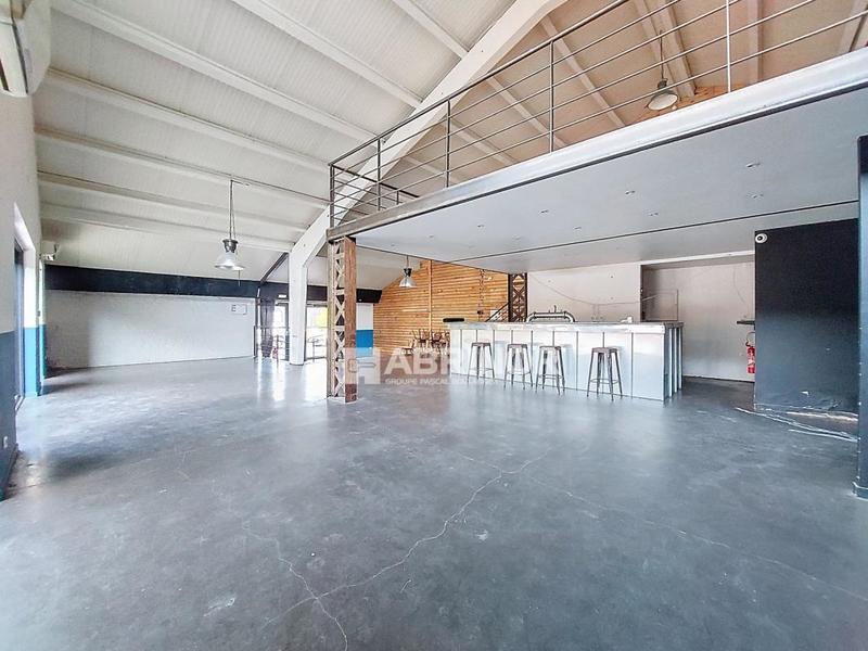 Services - 220 m² - 4 pièces