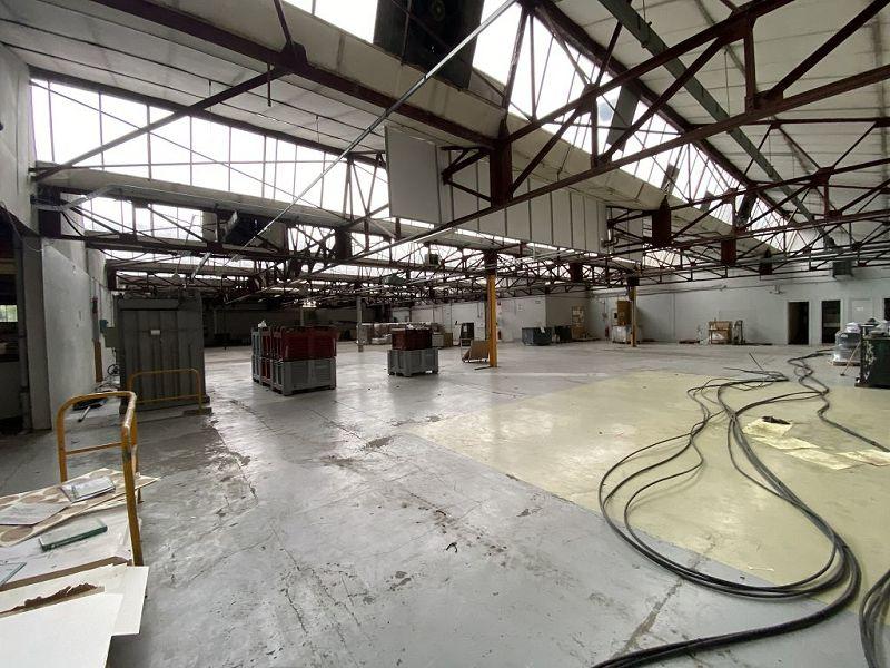 Entrepôt - 5 500 m² - 20 pièces