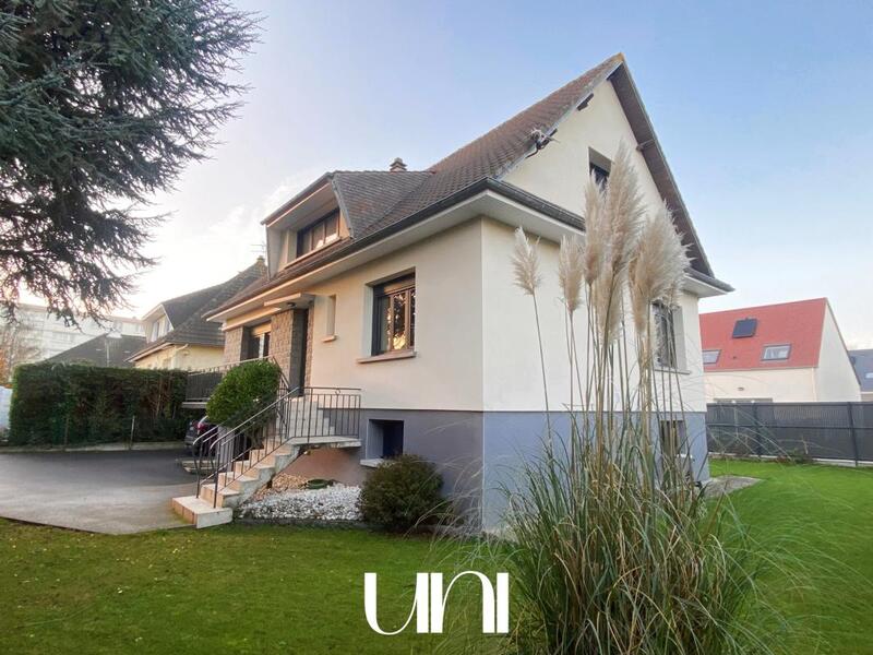 Maison - 208 m² - 9 pièces