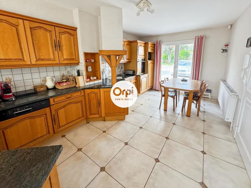 Maison - 240 m² - 8 pièces