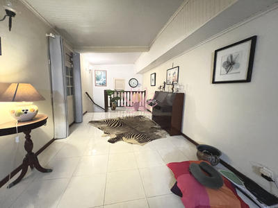 Maison - 330 m² - 13 pièces