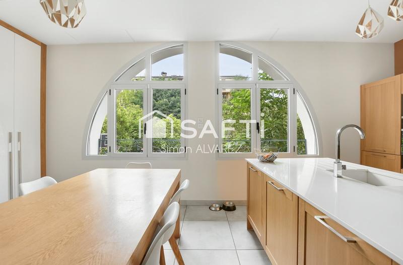 Maison - 230 m² - 8 pièces