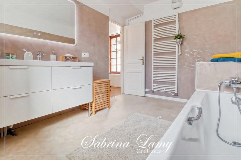 Maison - 210 m² - 7 pièces