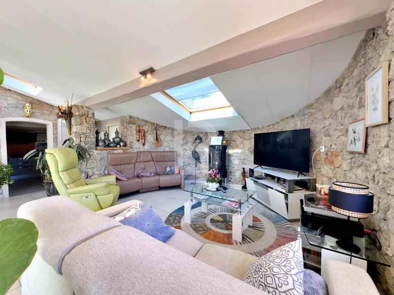 Propriété - 192 m² - 8 pièces