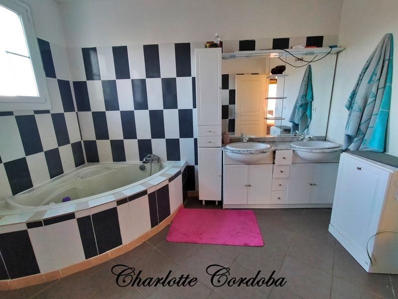 Maison - 233 m² - 8 pièces