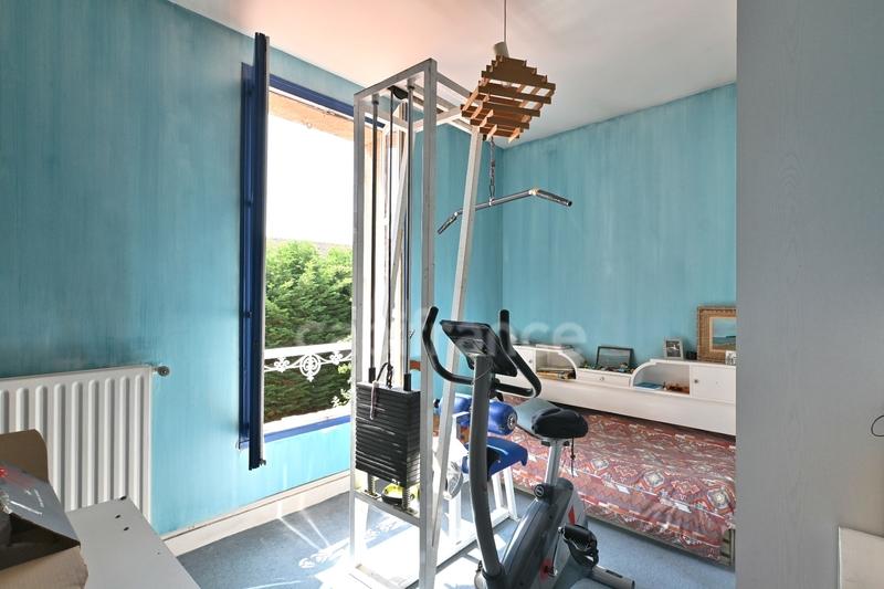 Maison - 230 m² - 9 pièces