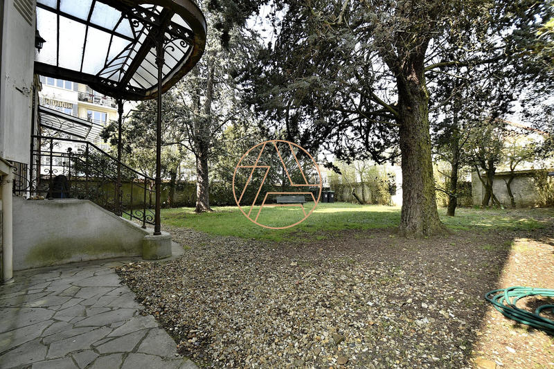 Maison - 203 m² - 9 pièces