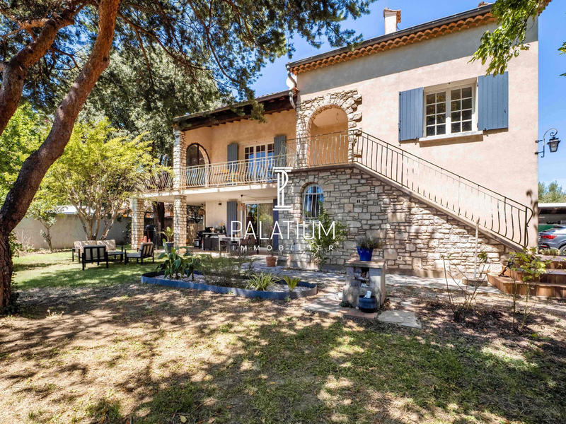 Maison - 210 m² - 8 pièces